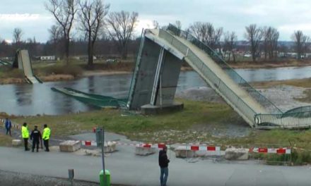Čtyři zranění při zřícení Trojské lávky pro pěší