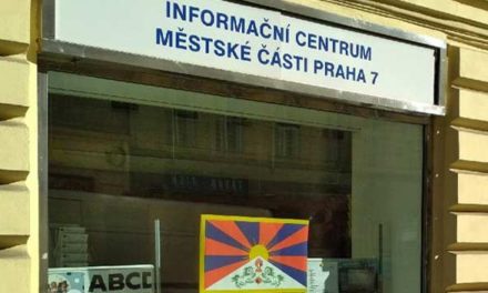 Vlajky pro Tibet v Praze 7