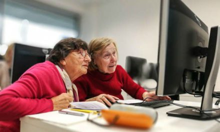 Vládní škrty likvidují sociální pomoc seniorům, nemocným i dětem