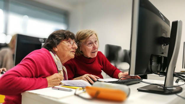 Vládní škrty likvidují sociální pomoc seniorům, nemocným i dětem