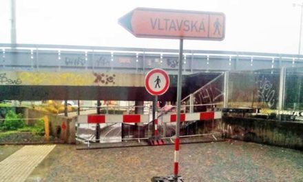 Most v havarijním stavu u stanice Vltavská se zbourá