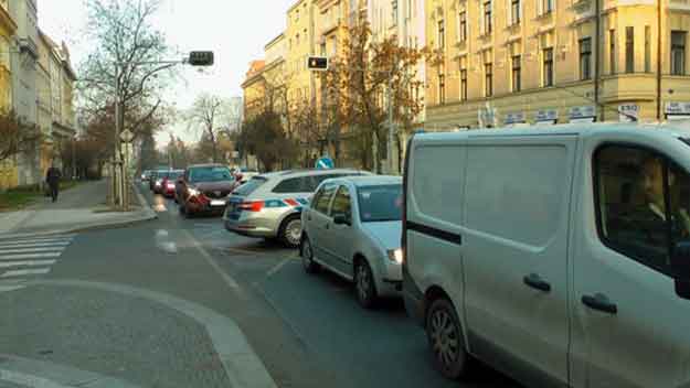 Korunovační kolabuje po úpravách na žádost radnice