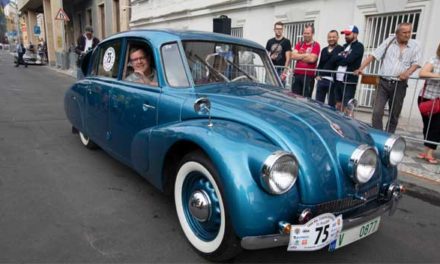 Před Národním technickým muzeem vyvrcholí soutěž historických automobilů „1000 mil československých“